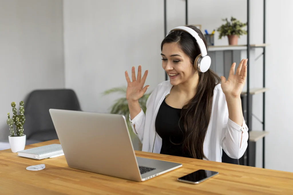 medium-shot-smiley-woman-with-headphones